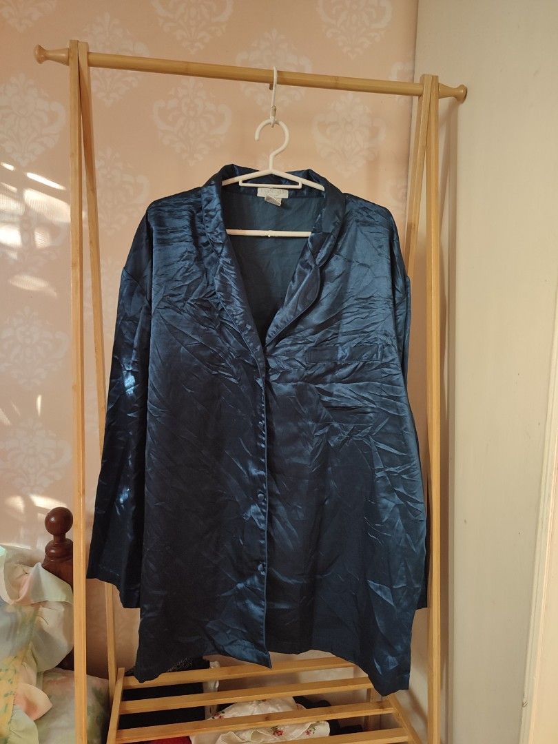 Evandale Intimates Satin Pajama Top (Category: Blouses) located in Jaen. Submitted by roxantiago (Listing ID 1468248767, Image 1). Description: - Brand: Evandale Intimates - Size: Large - Color: Dark teal - Material: 83% polyester, 17% cotton (soft fabric with a subtle shine) - Style: Button-down front, notched collar, single chest pocket, relaxed fit - Condition/Care: Wash on reverse side according to care tag - Ideal for sleeping or lounging.