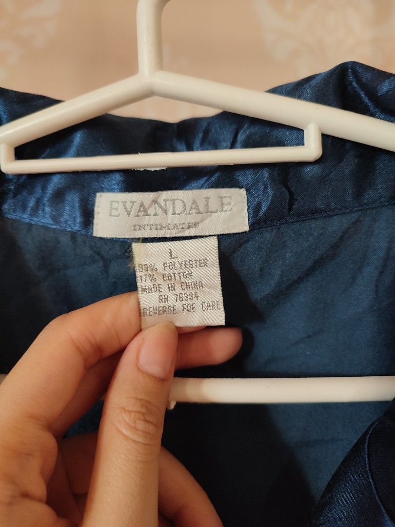 Evandale Intimates Satin Pajama Top (Category: Blouses) located in Jaen. Submitted by roxantiago (Listing ID 1468248767, Image 3). Description: - Brand: Evandale Intimates - Size: Large - Color: Dark teal - Material: 83% polyester, 17% cotton (soft fabric with a subtle shine) - Style: Button-down front, notched collar, single chest pocket, relaxed fit - Condition/Care: Wash on reverse side according to care tag - Ideal for sleeping or lounging.