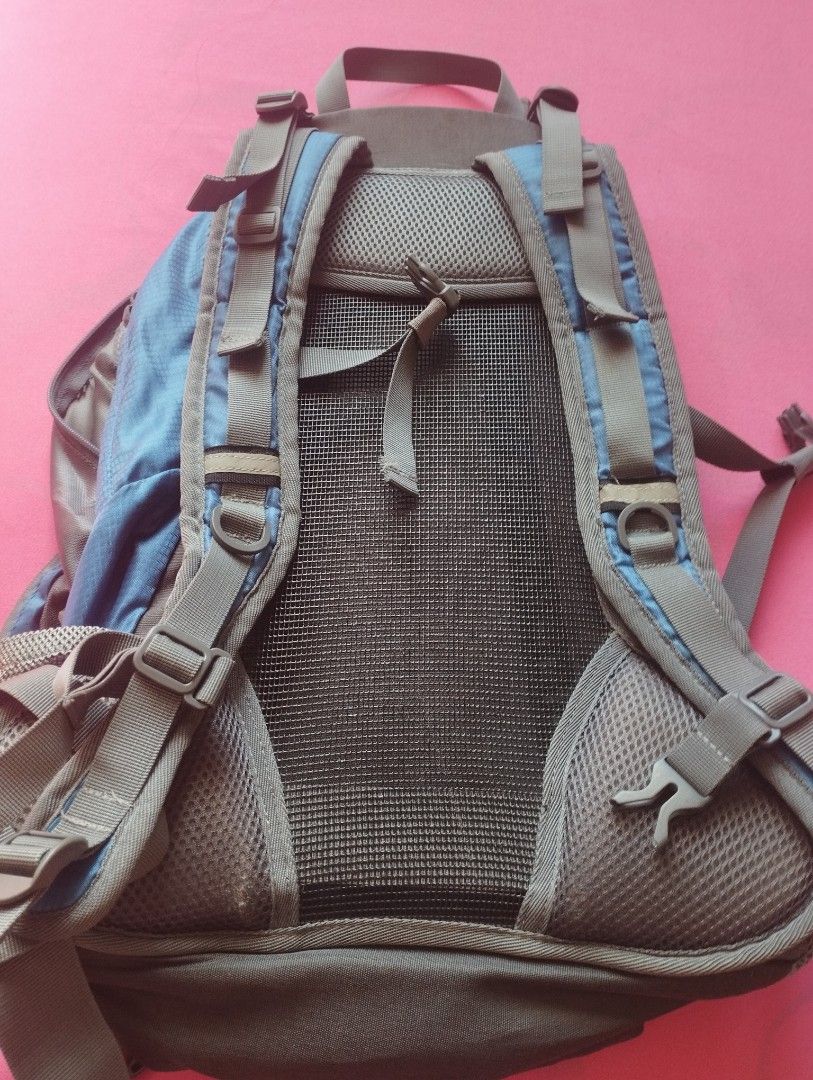 Everywhere Rome 28L Backpack (Category: Backpacks) located in San Fernando. Submitted by nerosales (Listing ID 1468059313, Image 2). Description: Everywhere Rome 28 L Backpack Madaming pockets. May metal frame and mesh sa likod kaya hindi masyadong papawisan dahil may area for air to circulate. very good condition Good for day hike or daily bag sa medyo madmaing gamit. 550 pesos only SM City Pampanga Shipping: J&T Payment: Gcash NO COD NO COP NO 