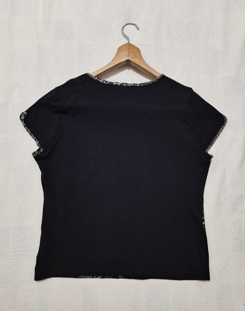 EVEX by KRIZIA Graphic Patchwork Print Tee (Category: Blouses) located in Santa Cruz. Submitted by oddpenguin-4575 (Listing ID 1468095576, Image 3). Description: 📌.....P L E A S E R E A D..... 📌measurement:Laid flat Sh-14.5"/Sleeve-5"/Chest-18.5"/Lenght-21"/armhole-6"/armpit-8.5" 📌size:this shirt is equivalent to a Standard Small (S) or fitted Medium (M) in local Filipino sizing. The inner tag displays the Japanese size 44, which is traditiona