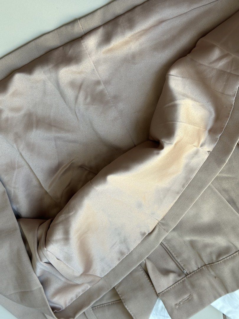 F21 Beige Mini Skirt (Category: Skirts) located in Makati City. Submitted by popmart (Listing ID 1468063249, Image 3). Description: F21 Beige Mini Skirt Size S (Best fits S-M) Semi stretchable (white part) Fully Lined .
