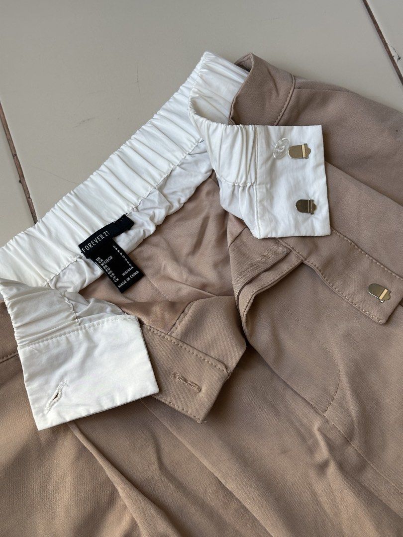 F21 Beige Mini Skirt (Category: Skirts) located in Makati City. Submitted by popmart (Listing ID 1468063249, Image 2). Description: F21 Beige Mini Skirt Size S (Best fits S-M) Semi stretchable (white part) Fully Lined .