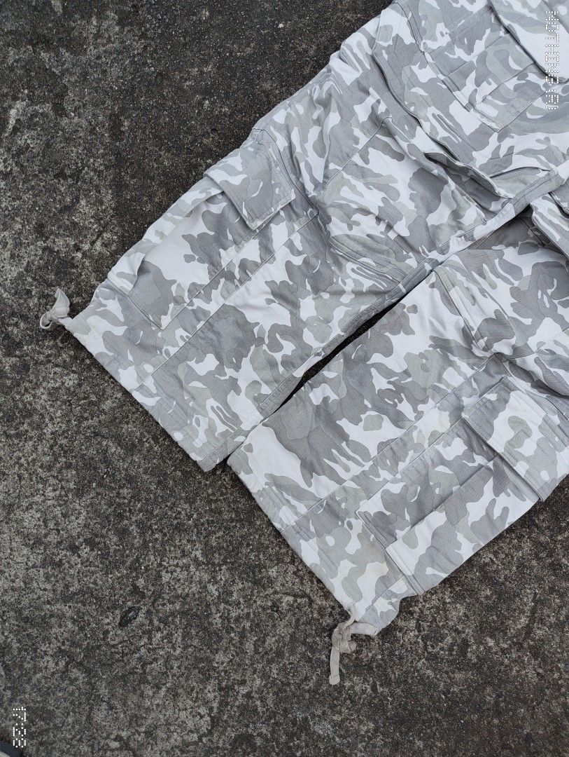 Far Archive camo cargo pants (white) (Category: Jeans) located in Quezon City. Submitted by jxnnzz (Listing ID 1468157476, Image 3). Description: -Size: 3 -Waist: 34 -Length: 41 -Thigh: 15 -Hem: 11 -Issue: Need wash, hem scratch unnoticeable -Color rate: 10/10 -Location: Quezon City.