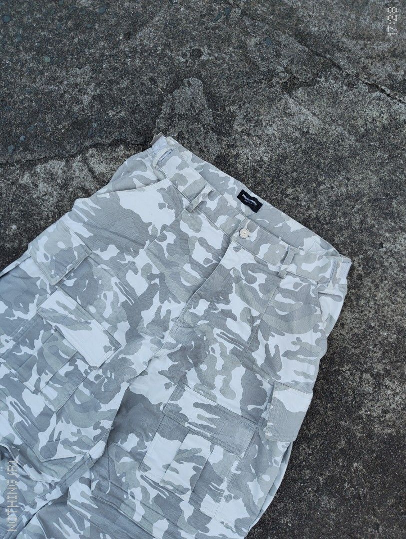 Far Archive camo cargo pants (white) (Category: Jeans) located in Quezon City. Submitted by jxnnzz (Listing ID 1468157476, Image 2). Description: -Size: 3 -Waist: 34 -Length: 41 -Thigh: 15 -Hem: 11 -Issue: Need wash, hem scratch unnoticeable -Color rate: 10/10 -Location: Quezon City.