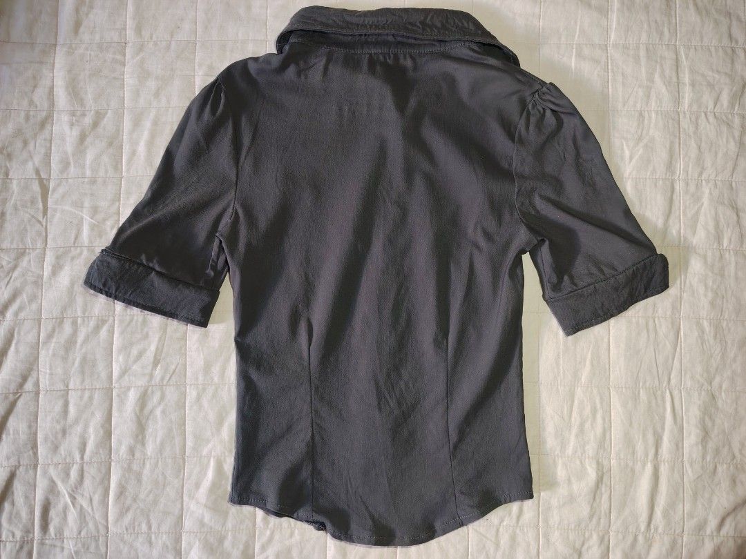 Fitted Button-Down Blouse (Category: Blouses) located in Tarlac. Submitted by your_finds (Listing ID 1468144460, Image 2). Description: Description: (Small on tag) XS ang size Dark gray ang color Working ang buttons Medyo stretchy ang fabric Condition: 9/10 / Very good condition Medida size (inch) Bust: 30 Length: 18.
