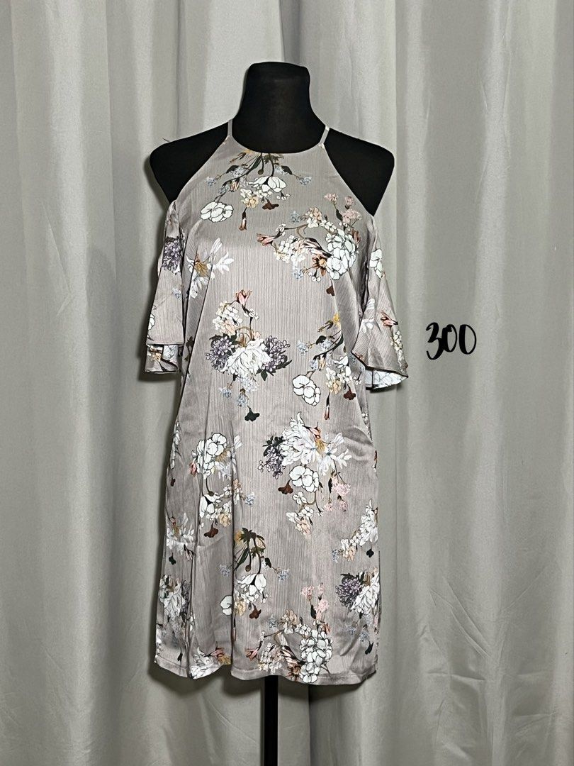 Floral print cold shoulder dress (Category: Dresses) located in Las Pinas. Submitted by jilanah (Listing ID 1468257511, Image 1). Description: .