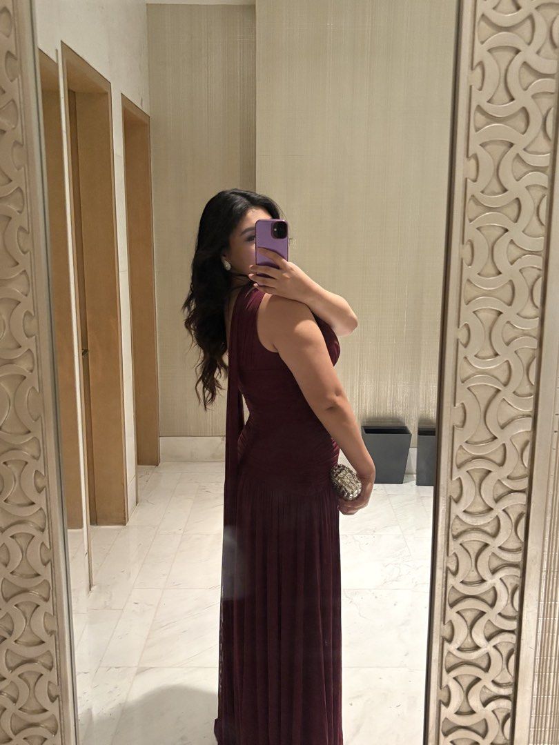 FOR RENT - Maroon evening gown (Category: Evening dresses & gowns) located in Quezon City. Submitted by maylintabss (Listing ID 1468110861, Image 3). Description: - Color: Deep Maroon - Style: plunging V-neckline with detachable chiffon flounce for choker-like look - Skirt: floor-length - Size: Large - Perfect for formal events, parties, and proms.