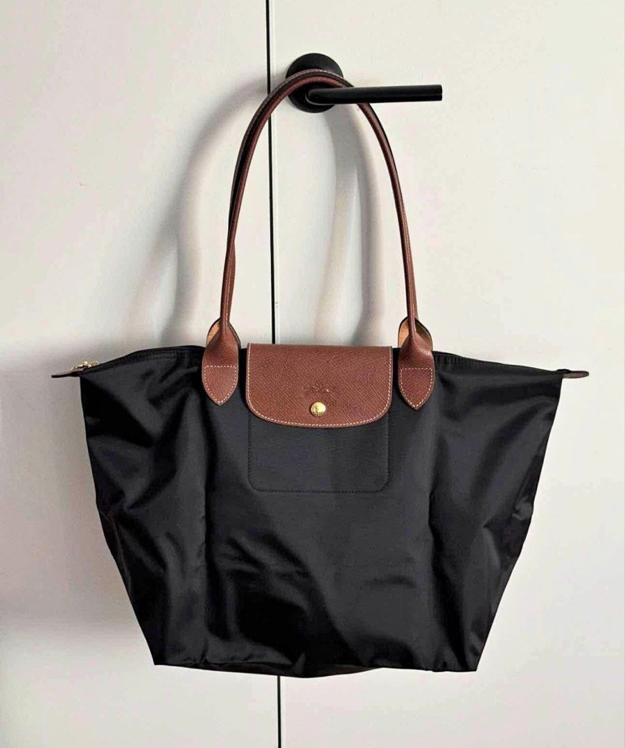 For sale (Category: Luxury Bags & Wallets) located in Quezon City. Submitted by silvermoon_12047c (Listing ID 1468077348, Image 1). Description: Authentic LC Le Pliage med-long handle bought in Canada 🇨🇦 no issue or sign of bubbles Rfs: declutter .