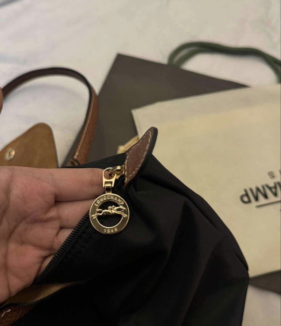 For sale (Category: Luxury Bags & Wallets) located in Quezon City. Submitted by silvermoon_12047c (Listing ID 1468077348, Image 3). Description: Authentic LC Le Pliage med-long handle bought in Canada 🇨🇦 no issue or sign of bubbles Rfs: declutter .