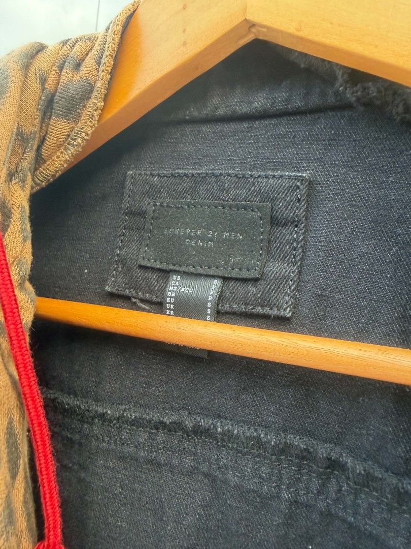 Forever 21 Denim Hooded Jacket (Category: Coats, Jackets and Outerwear) located in Paranaque City. Submitted by prettyboy26 (Listing ID 1468160790, Image 3). Description: ​Forever 21 Men Denim Hooded Jacket ​Condition: Brand New (Unworn / Unwashed) ​Size: Small (21" W x 26" L) ​Color: Washed Black / Leopard Print Hood / Red Drawstrings ​Features: Distressed denim finish, dual front pockets, hood ​Price: 1200 ​DM me if interested! 📩 Strictly no r