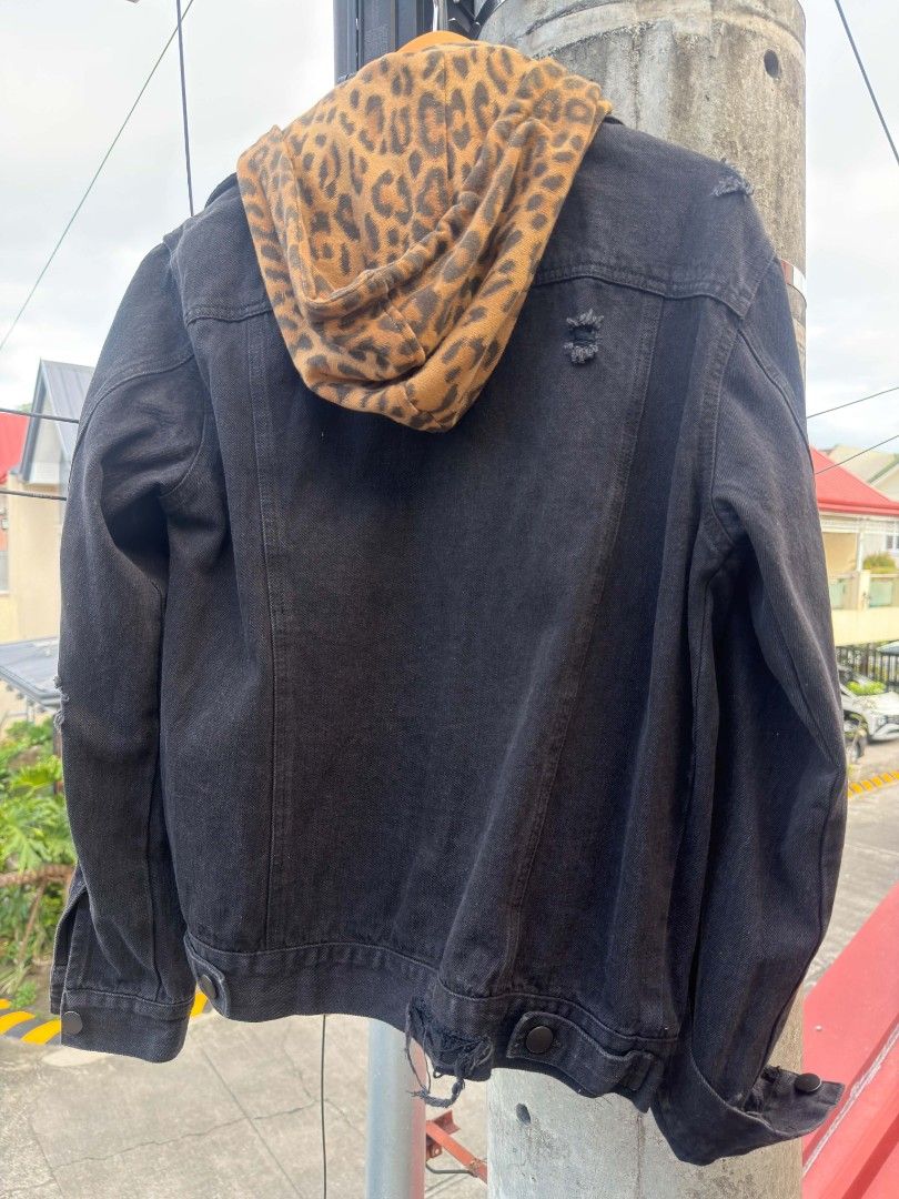 Forever 21 Denim Hooded Jacket (Category: Coats, Jackets and Outerwear) located in Paranaque City. Submitted by prettyboy26 (Listing ID 1468160790, Image 2). Description: ​Forever 21 Men Denim Hooded Jacket ​Condition: Brand New (Unworn / Unwashed) ​Size: Small (21" W x 26" L) ​Color: Washed Black / Leopard Print Hood / Red Drawstrings ​Features: Distressed denim finish, dual front pockets, hood ​Price: 1200 ​DM me if interested! 📩 Strictly no r