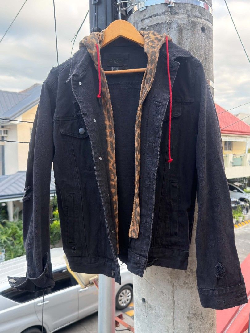 Forever 21 Denim Hooded Jacket (Category: Coats, Jackets and Outerwear) located in Paranaque City. Submitted by prettyboy26 (Listing ID 1468160790, Image 1). Description: ​Forever 21 Men Denim Hooded Jacket ​Condition: Brand New (Unworn / Unwashed) ​Size: Small (21" W x 26" L) ​Color: Washed Black / Leopard Print Hood / Red Drawstrings ​Features: Distressed denim finish, dual front pockets, hood ​Price: 1200 ​DM me if interested! 📩 Strictly no r