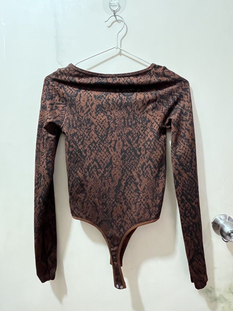 Forever 21 fitted brown long-sleeves (stretchable) (Category: Longsleeves) located in Manila. Submitted by aiyuan17 (Listing ID 1468154847, Image 3). Description: Forever 21 fitted brown long-sleeves (stretchable) W: 12.5 L: 16.5 Sleeve length: 25.