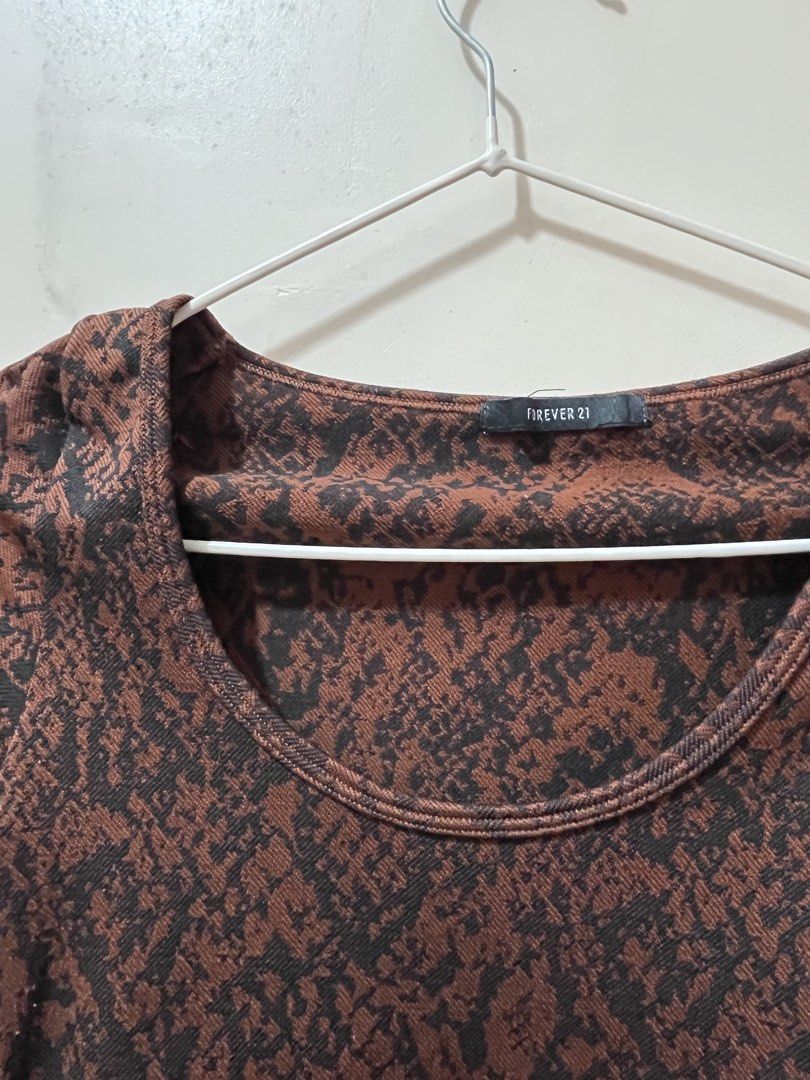Forever 21 fitted brown long-sleeves (stretchable) (Category: Longsleeves) located in Manila. Submitted by aiyuan17 (Listing ID 1468154847, Image 2). Description: Forever 21 fitted brown long-sleeves (stretchable) W: 12.5 L: 16.5 Sleeve length: 25.