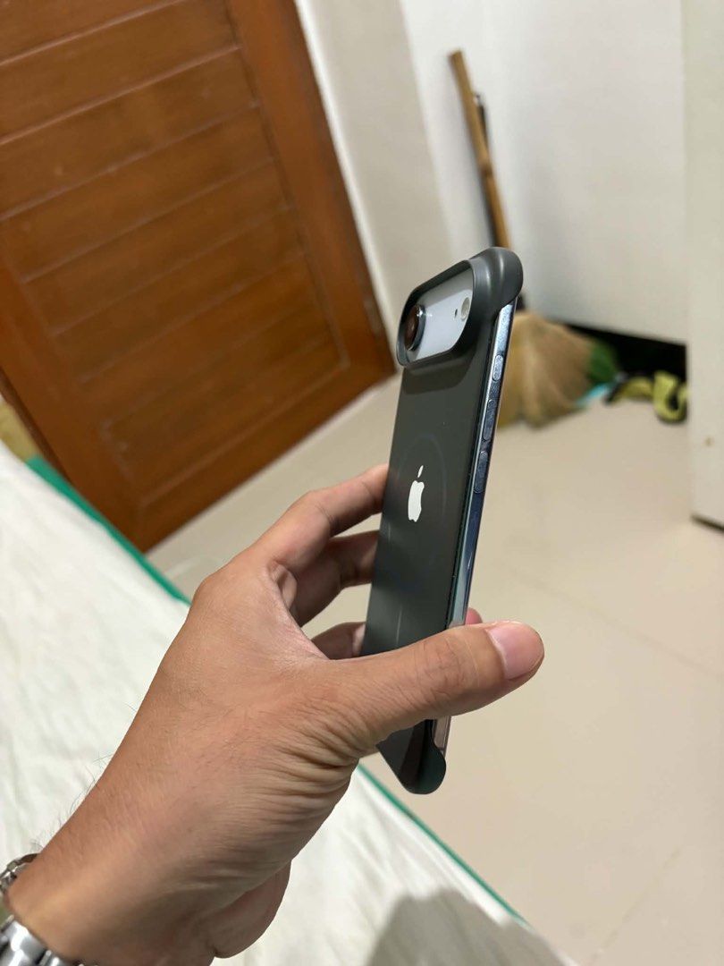 Forsale iphone air complete no issue (Category: iPhone 17 Series) located in Ubay. Submitted by fiercestar_0e86cb (Listing ID 1468220937, Image 1). Description: Iphone (17) Air 256gb complete no issue.
