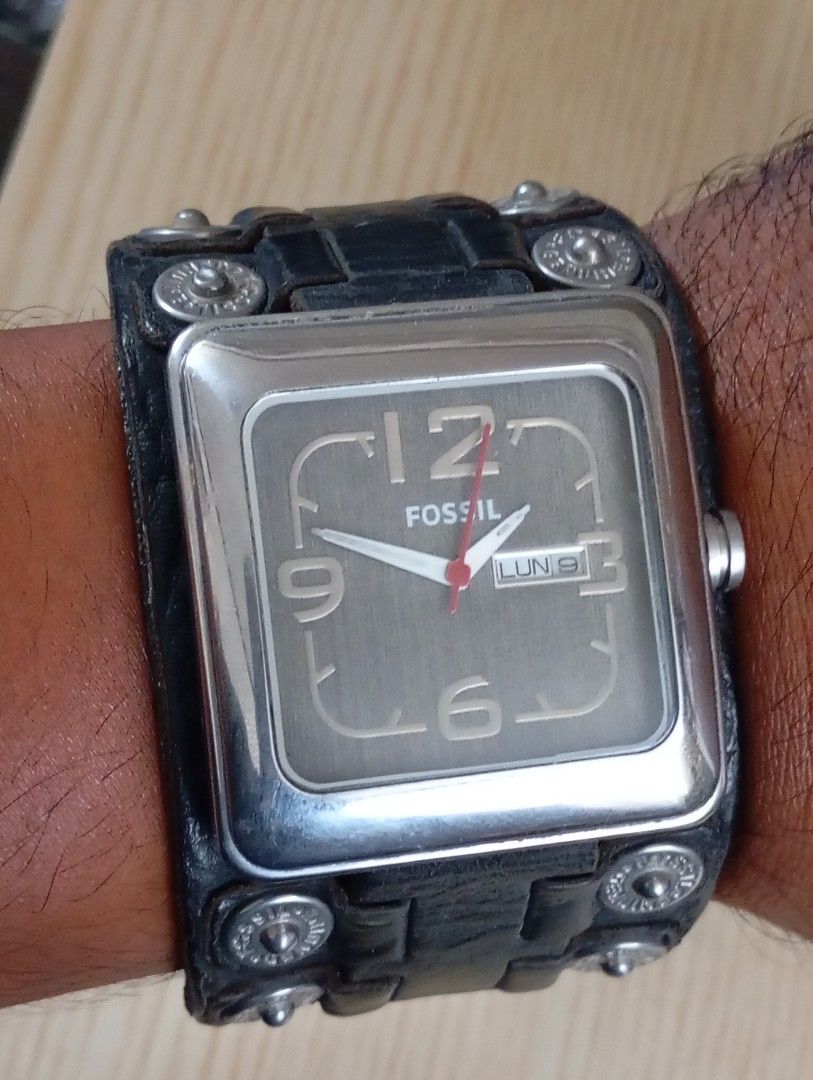 Fossil (Category: Men's Watches) located in Las Pinas. Submitted by quick_deals_great_finds2 (Listing ID 1468135889, Image 3). Description: Original good working condition Quartz with battery Big size.