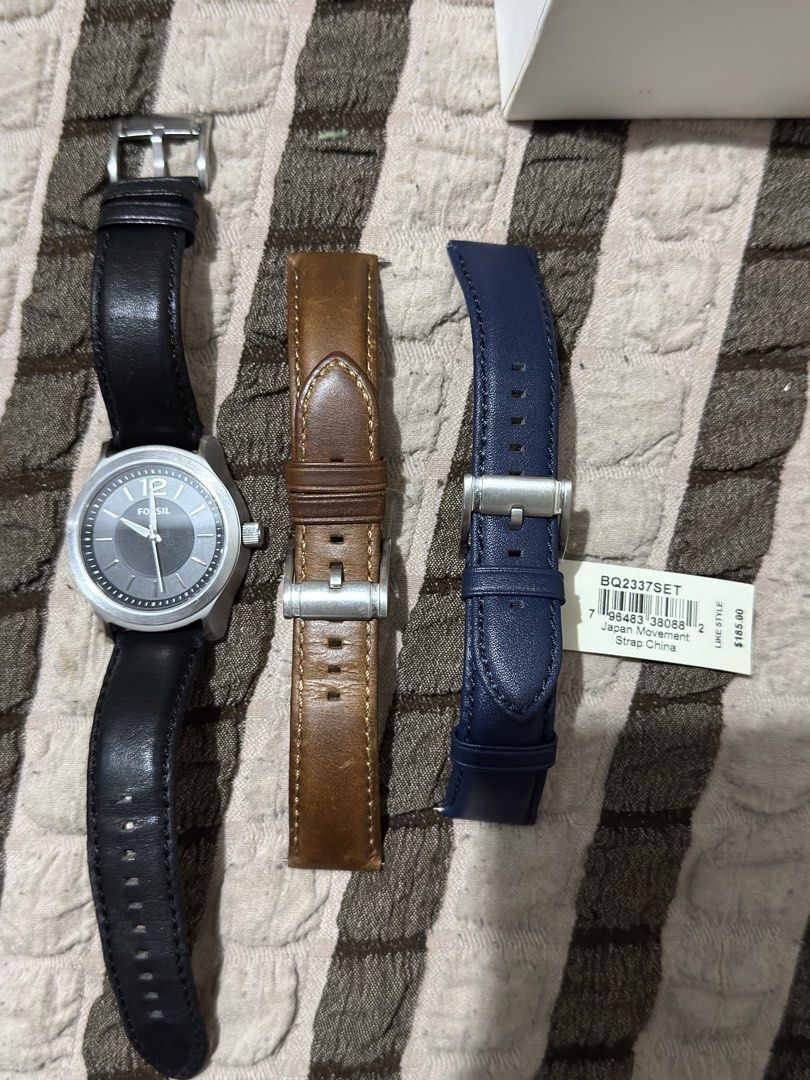 Fossil Editor Three-Hand Interchangeable Strap Box Set BQ2337SET (Category: Men's Watches) located in Paranaque City. Submitted by rlz.mnl (Listing ID 1468176385, Image 3). Description: - Brand: Fossil Editor Watch Set (Model: BQ2337SET) - Case: 44mm stainless steel case with a sleek black dial and white markers - Movement: Reliable quartz movement - Straps: Includes 3 genuine leather straps (black, brown, and navy blue) with quick-release pins f