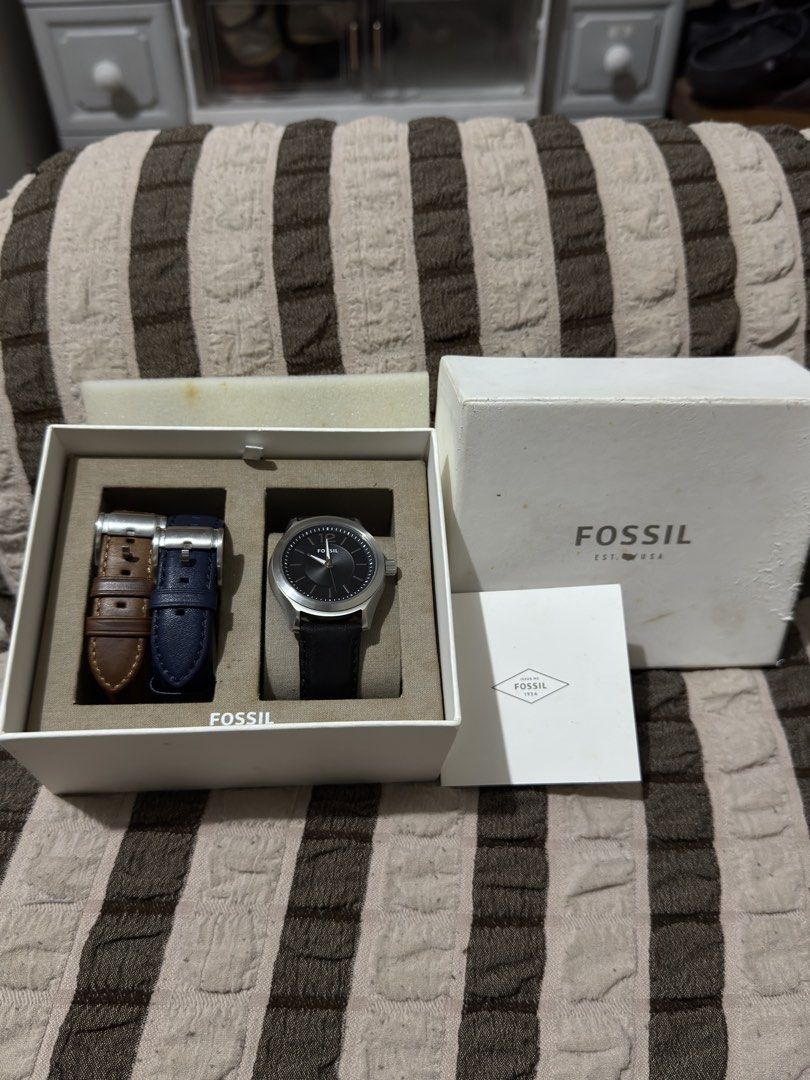 Fossil Editor Three-Hand Interchangeable Strap Box Set BQ2337SET (Category: Men's Watches) located in Paranaque City. Submitted by rlz.mnl (Listing ID 1468176385, Image 1). Description: - Brand: Fossil Editor Watch Set (Model: BQ2337SET) - Case: 44mm stainless steel case with a sleek black dial and white markers - Movement: Reliable quartz movement - Straps: Includes 3 genuine leather straps (black, brown, and navy blue) with quick-release pins f