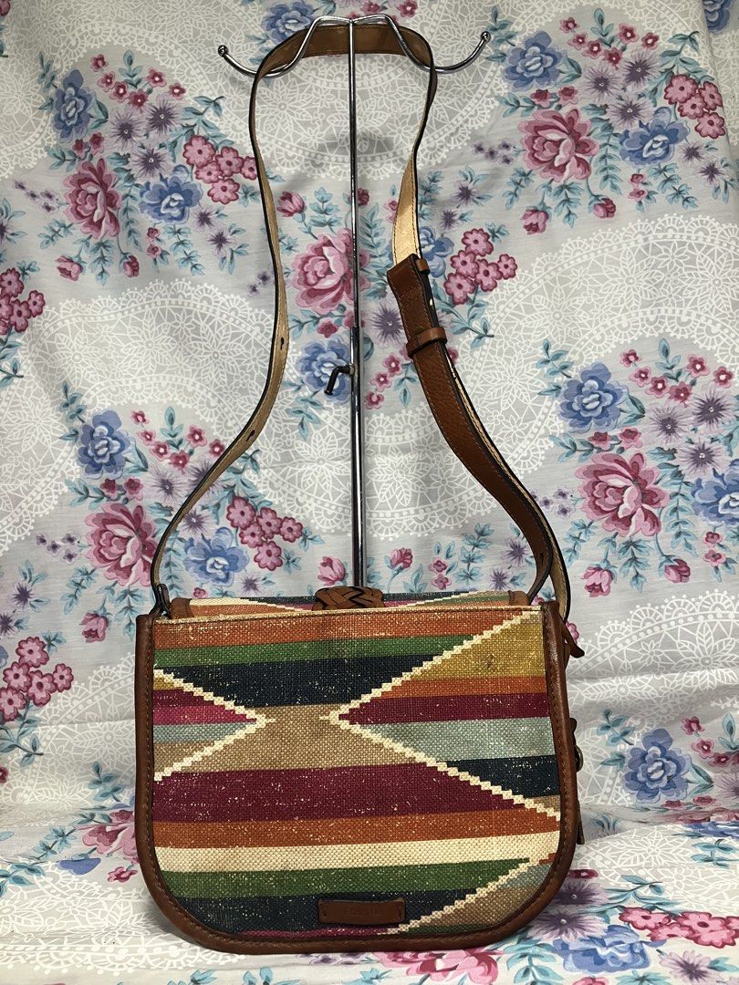 FOSSIL WILLEY SADDLE / CROSSBODY BAG (Category: Cross-body Bags) located in General Mariano Alvarez. Submitted by adonid (Listing ID 1468157867, Image 2). Description: FOSSIL WILLEY SADDLE / CROSSBODY BAG GOOD CONDITION NORMAL SIGN OF USAGE ONLY .