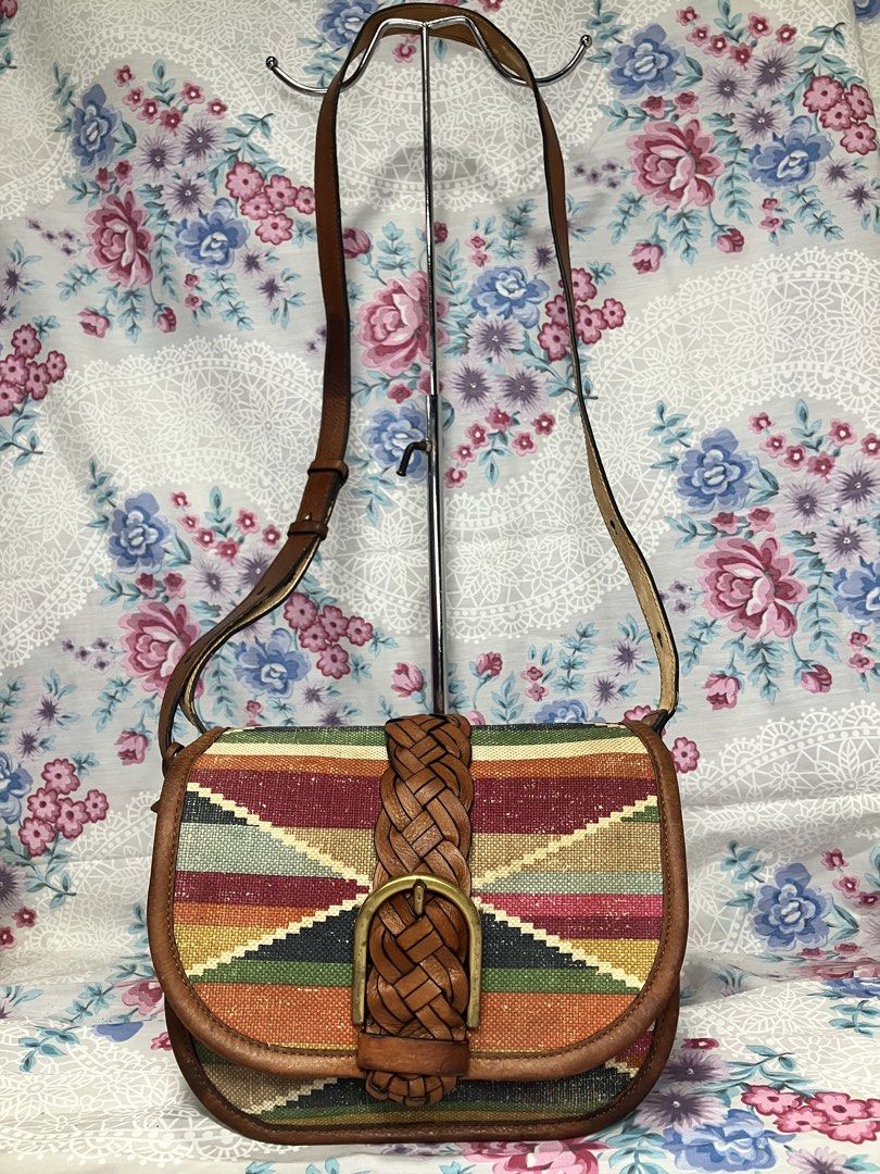 FOSSIL WILLEY SADDLE / CROSSBODY BAG (Category: Cross-body Bags) located in General Mariano Alvarez. Submitted by adonid (Listing ID 1468157867, Image 1). Description: FOSSIL WILLEY SADDLE / CROSSBODY BAG GOOD CONDITION NORMAL SIGN OF USAGE ONLY .