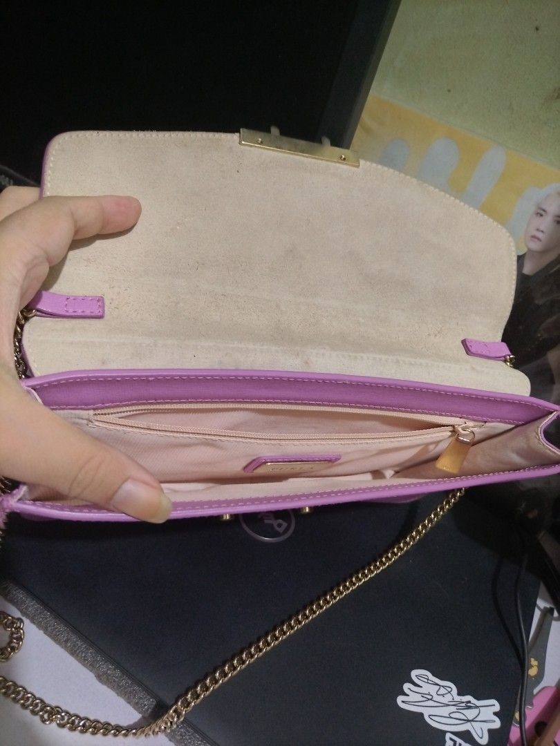 Furla Metropolis leather crossbody (Category: Shoulder Bags) located in Valenzuela. Submitted by nurzdara28 (Listing ID 1468076874, Image 3). Description: Furla Metropolis leather crossbody or shoulder bag in a lavender or pinkish-purple shade with gold-tone hardware. Coded. Preloved. Lalamove ready. No inclusions..