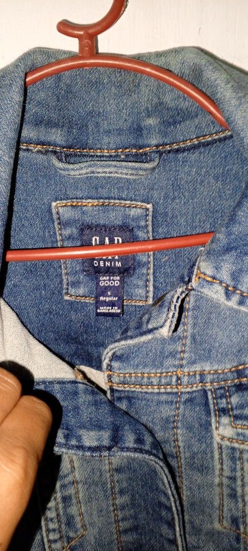 Gap Denim Jacket Size S Regular (Category: Babies & Kids Fashion) located in Manila. Submitted by ezekislacl02490 (Listing ID 1468283043, Image 2). Description: - Brand/Style: Gap denim jacket in medium blue wash - Size: 5 Regular (Gap for Good collection, made in Bangladesh) - Design: Classic button-up front, chest and side pockets, with contrast stitching - Material: Durable cotton - Styling: Perfect layering piece that matches easily with jean