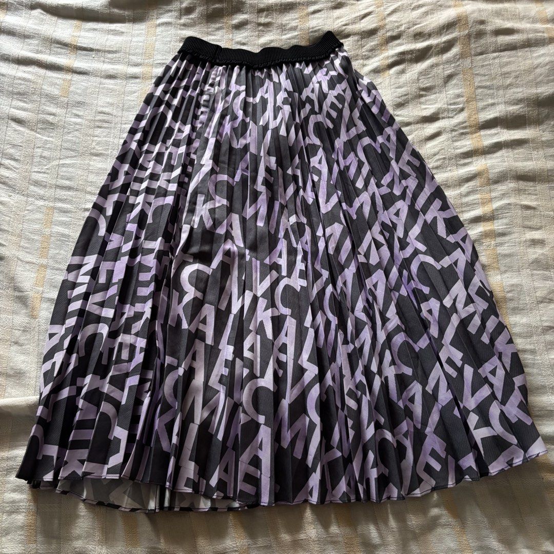 Geometric Bicolor Pleated Maxi Skirt (Category: Skirts) located in Binan City. Submitted by myprelovedhaul (Listing ID 1468146080, Image 2). Description: The image shows the PINKY&DIANNE ジオメトリックバイカラープリーツスカート (Geometric Bicolor Pleated Skirt), a midi-length pleated skirt featuring a dynamic geometric puzzle-like mirror print.