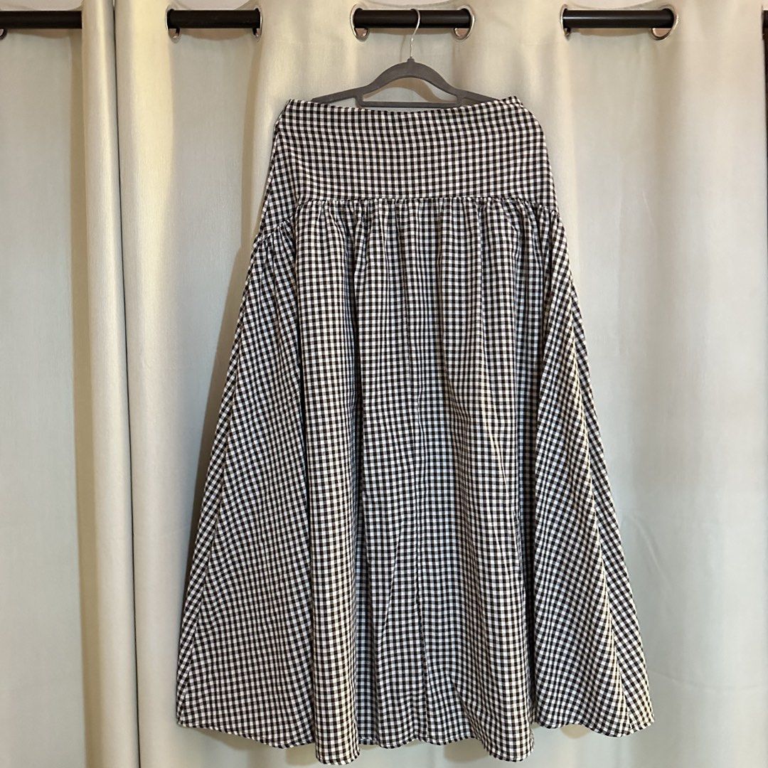 Gingham Midi Skirt (Category: Skirts) located in Cebu City. Submitted by reyee (Listing ID 1468241969, Image 1). Description: *Lost the bralette :( Size: M Original Price: P1,500 Selling for: P500 🩷 Location: Cebu City .