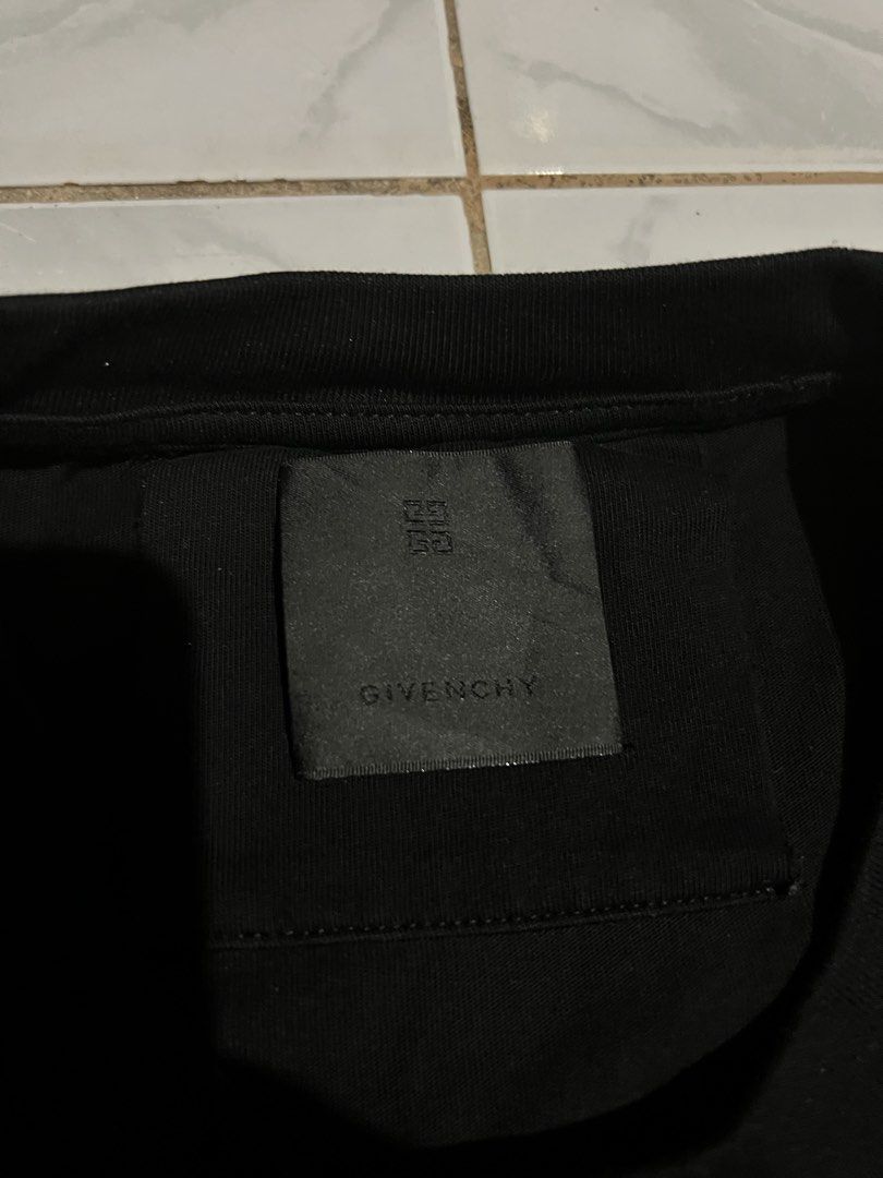 Givenchy (Category: Tshirts & Polo Shirts ) located in Iloilo. Submitted by deric.john93 (Listing ID 1468135975, Image 3). Description: size Large to XL 23 x29 no flaws like new condition 9.8/10 color rate details posted 1500 iloilo city location.