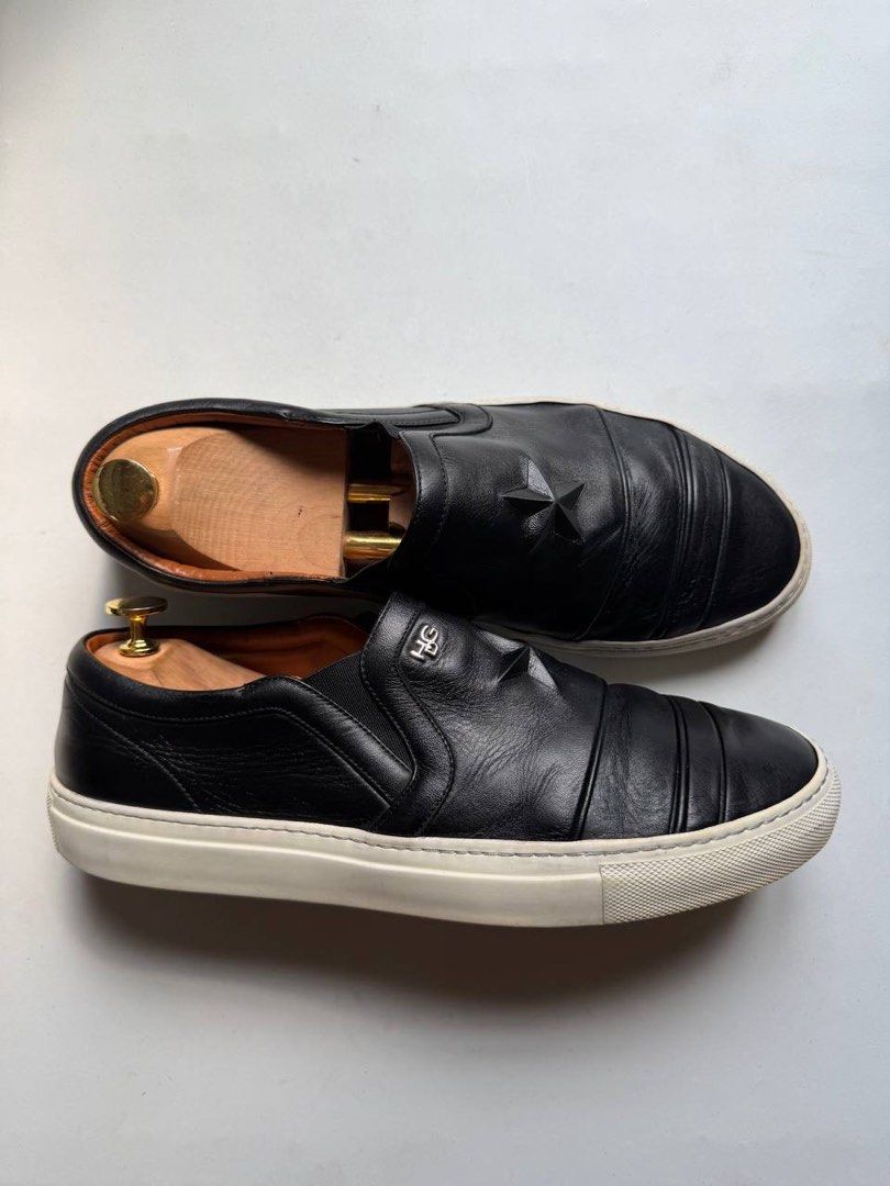Givenchy HDG Slip Ons (Category: Casual Shoes) located in Cagayan de Oro. Submitted by thrift_crate.ph (Listing ID 1468223914, Image 1). Description: ɢɪᴠᴇɴᴄʜʏ ʜᴅɢ sʟɪᴘ-ᴏɴs 𝟾.𝟻ᴜs / 𝟸𝟼.𝟻ᴄᴍ / 𝟺𝟸ᴇᴜ 𝐒𝐢𝐳𝐞: 8.5US / 26.5cm / 42EU 𝐂𝐨𝐧𝐝𝐢𝐭𝐢𝐨𝐧 𝐫𝐚𝐭𝐞: 10/10 𝐂𝐨𝐥𝐨𝐫 𝐫𝐚𝐭𝐞: 10/10 Issue/s: NO ISSUES Description: By Riccardo Tisci come in black smooth leather with a white rubber sole and silver tone “HDG” “Hubert De Givenchy” metal em