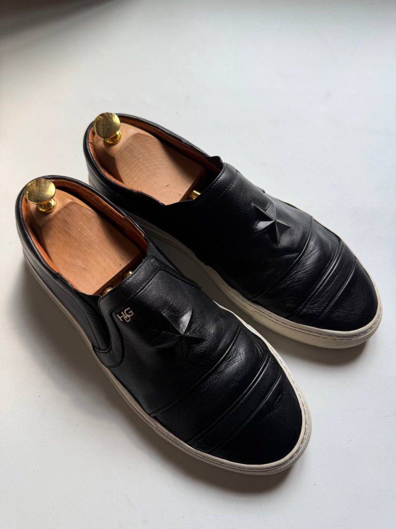 Givenchy HDG Slip Ons (Category: Casual Shoes) located in Cagayan de Oro. Submitted by thrift_crate.ph (Listing ID 1468223914, Image 2). Description: ɢɪᴠᴇɴᴄʜʏ ʜᴅɢ sʟɪᴘ-ᴏɴs 𝟾.𝟻ᴜs / 𝟸𝟼.𝟻ᴄᴍ / 𝟺𝟸ᴇᴜ 𝐒𝐢𝐳𝐞: 8.5US / 26.5cm / 42EU 𝐂𝐨𝐧𝐝𝐢𝐭𝐢𝐨𝐧 𝐫𝐚𝐭𝐞: 10/10 𝐂𝐨𝐥𝐨𝐫 𝐫𝐚𝐭𝐞: 10/10 Issue/s: NO ISSUES Description: By Riccardo Tisci come in black smooth leather with a white rubber sole and silver tone “HDG” “Hubert De Givenchy” metal em