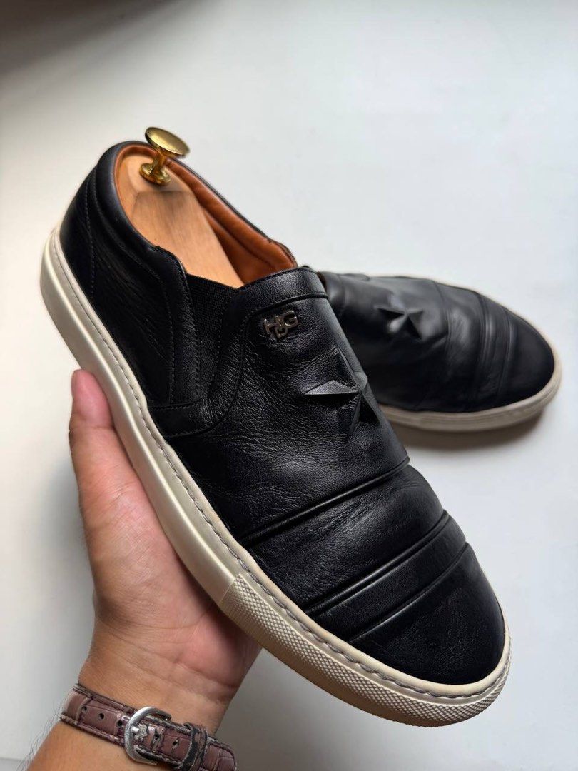 Givenchy HDG Slip Ons (Category: Casual Shoes) located in Cagayan de Oro. Submitted by thrift_crate.ph (Listing ID 1468223914, Image 3). Description: ɢɪᴠᴇɴᴄʜʏ ʜᴅɢ sʟɪᴘ-ᴏɴs 𝟾.𝟻ᴜs / 𝟸𝟼.𝟻ᴄᴍ / 𝟺𝟸ᴇᴜ 𝐒𝐢𝐳𝐞: 8.5US / 26.5cm / 42EU 𝐂𝐨𝐧𝐝𝐢𝐭𝐢𝐨𝐧 𝐫𝐚𝐭𝐞: 10/10 𝐂𝐨𝐥𝐨𝐫 𝐫𝐚𝐭𝐞: 10/10 Issue/s: NO ISSUES Description: By Riccardo Tisci come in black smooth leather with a white rubber sole and silver tone “HDG” “Hubert De Givenchy” metal em