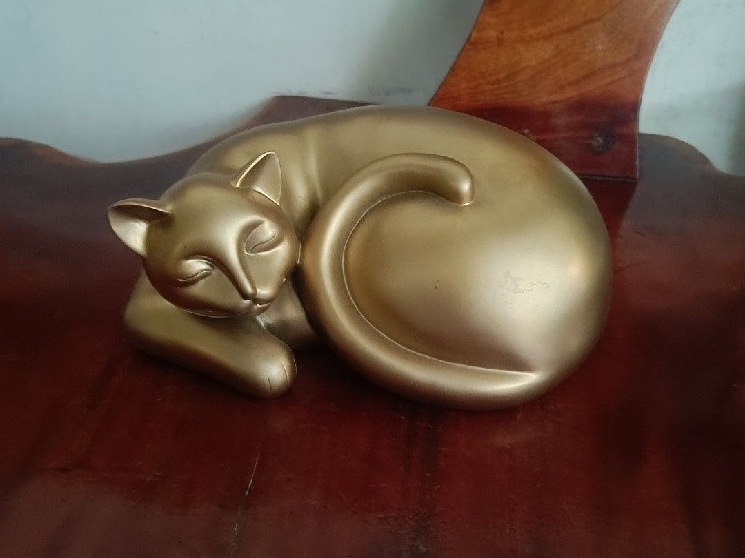 Gold Tone Sleeping Cat Ceramic Figurine (Category: Vintage Collectibles) located in Imus. Submitted by ABrielleC (Listing ID 1468156514, Image 1). Description: Video Link https://youtube.com/shorts/tgk7m9zH61Q?si=tnoM_Eo7O0jkDyuZ Ceramic Material Height-4in Length-9in Width-6.5in Weight-1.2kg Japan Surplus Item First to pay Loc Imus Cavite.