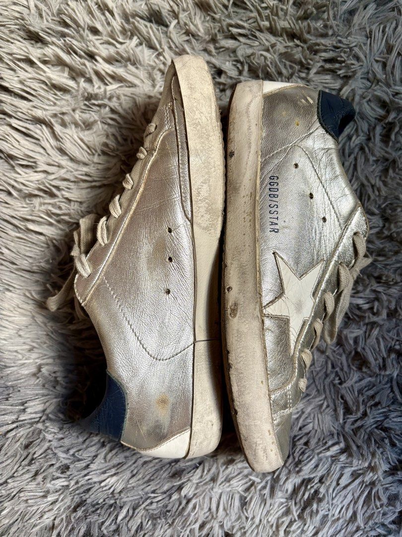 GOLDEN GOOSE superstar (Category: Sneakers & Footwear) located in Manila. Submitted by jlj_v.2_oshop (Listing ID 1468121996, Image 3). Description: Original GG Super-Star metallic silver leather low-top sneakers with a contrasting navy blue heel tab featuring the brand’s signature distressed leather finish, and white star patch. .
