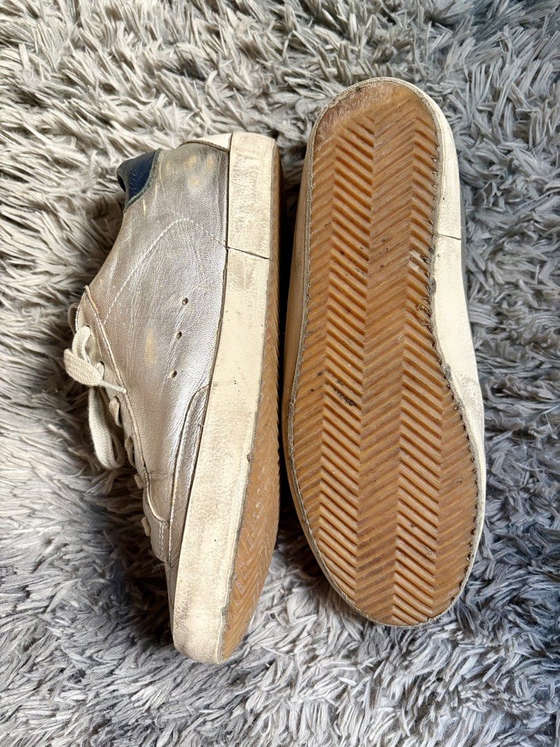 GOLDEN GOOSE superstar (Category: Sneakers & Footwear) located in Manila. Submitted by jlj_v.2_oshop (Listing ID 1468121996, Image 2). Description: Original GG Super-Star metallic silver leather low-top sneakers with a contrasting navy blue heel tab featuring the brand’s signature distressed leather finish, and white star patch. .