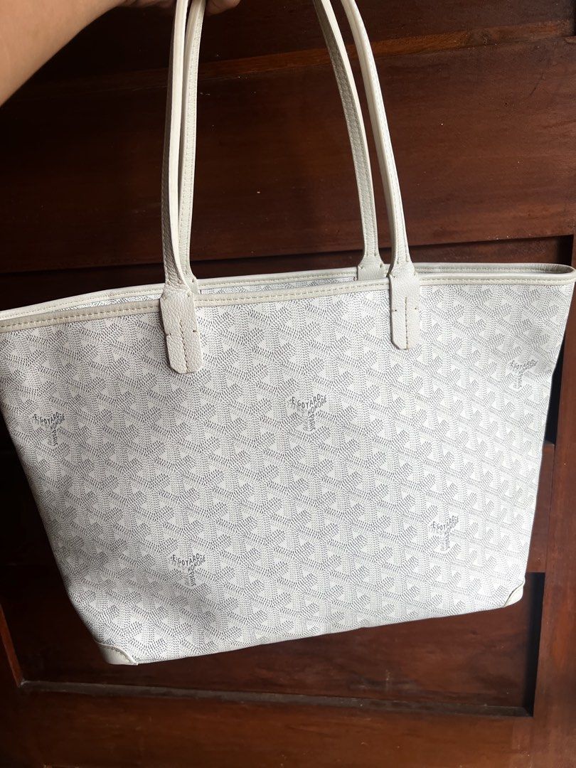 Goyard pm size (Category: Luxury Bags & Wallets) located in Lapu-Lapu City. Submitted by 0909tagabagz0909 (Listing ID 1468073530, Image 2). Description: Original goyard Issue may gasgas lang sa side but all edges no rubs...