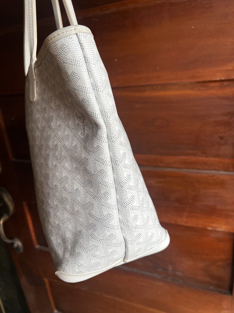 Goyard pm size (Category: Luxury Bags & Wallets) located in Lapu-Lapu City. Submitted by 0909tagabagz0909 (Listing ID 1468073530, Image 3). Description: Original goyard Issue may gasgas lang sa side but all edges no rubs...