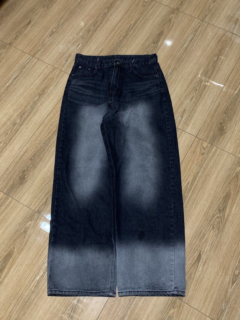 Gradient Black Wide Leg Denim Jeans (Category: Jeans) located in Valencia. Submitted by leoquin (Listing ID 1468217607, Image 1). Description: Black Denim Acid Wash Pants W-33 L- 42 LO-10.