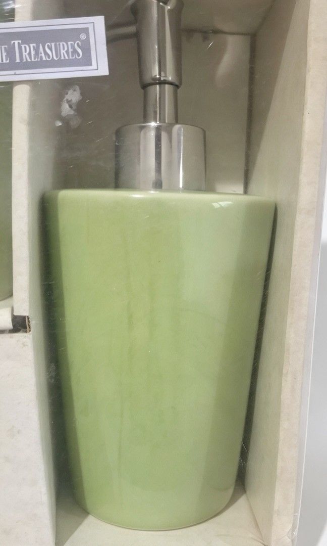 Green Bathroom Set (Category: Bathroom & Kitchen Fixtures) located in Bulacan. Submitted by gjeen (Listing ID 1468096726, Image 2). Description: .