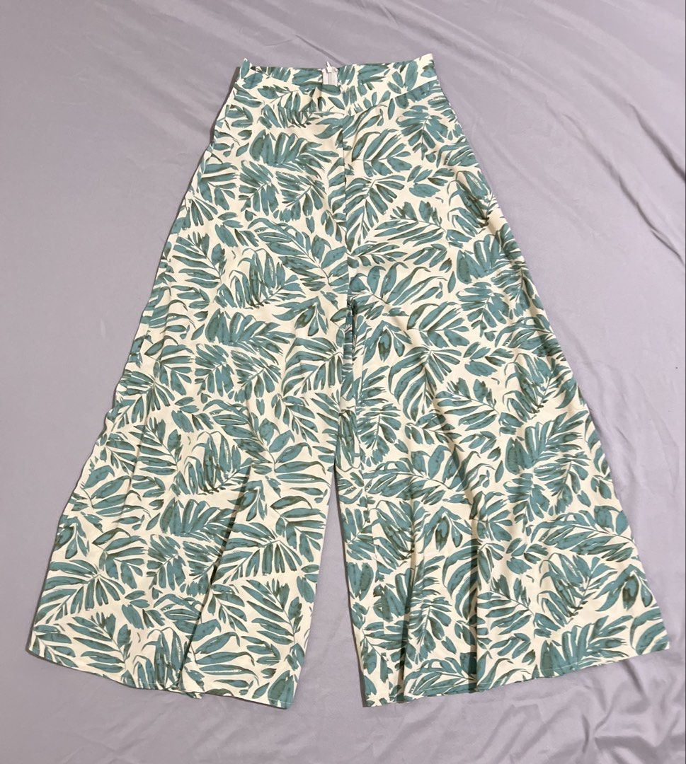 Green Leaf Print Wide Leg Culottes Pants (Category: Other Bottoms) located in Cainta. Submitted by periwinkle.ph (Listing ID 1468184105, Image 1). Description: - Design: Green and white tropical leaf print - Fit: Wide leg, loose fit, and high waist style - Closure: Convenient back zipper - Length: Hits around mid-calf - Material: Lightweight fabric, perfect for warm weather and casual outings.