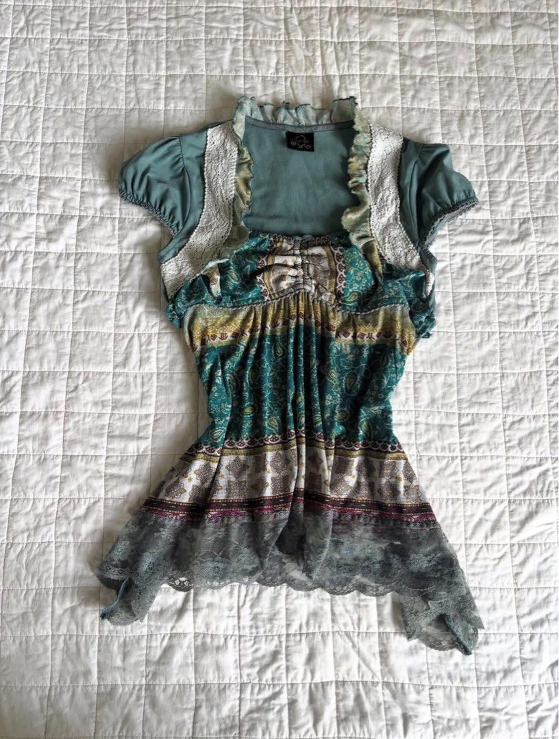green vintage top (Category: Blouses) located in Naga. Submitted by aemiisclst (Listing ID 1468077924, Image 2). Description: .