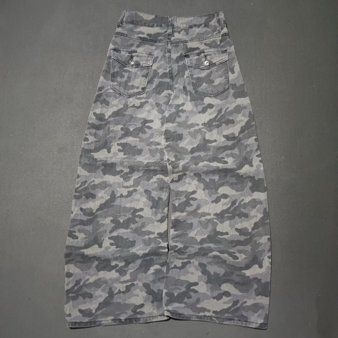 Grey Camouflage pants (Category: Jeans) located in Manila. Submitted by eyldrn (Listing ID 1468238407, Image 2). Description: (Women). Condition good Size. Color rate 10/10 W-26. Issue repair hole L-39 T-11.5 H-12.