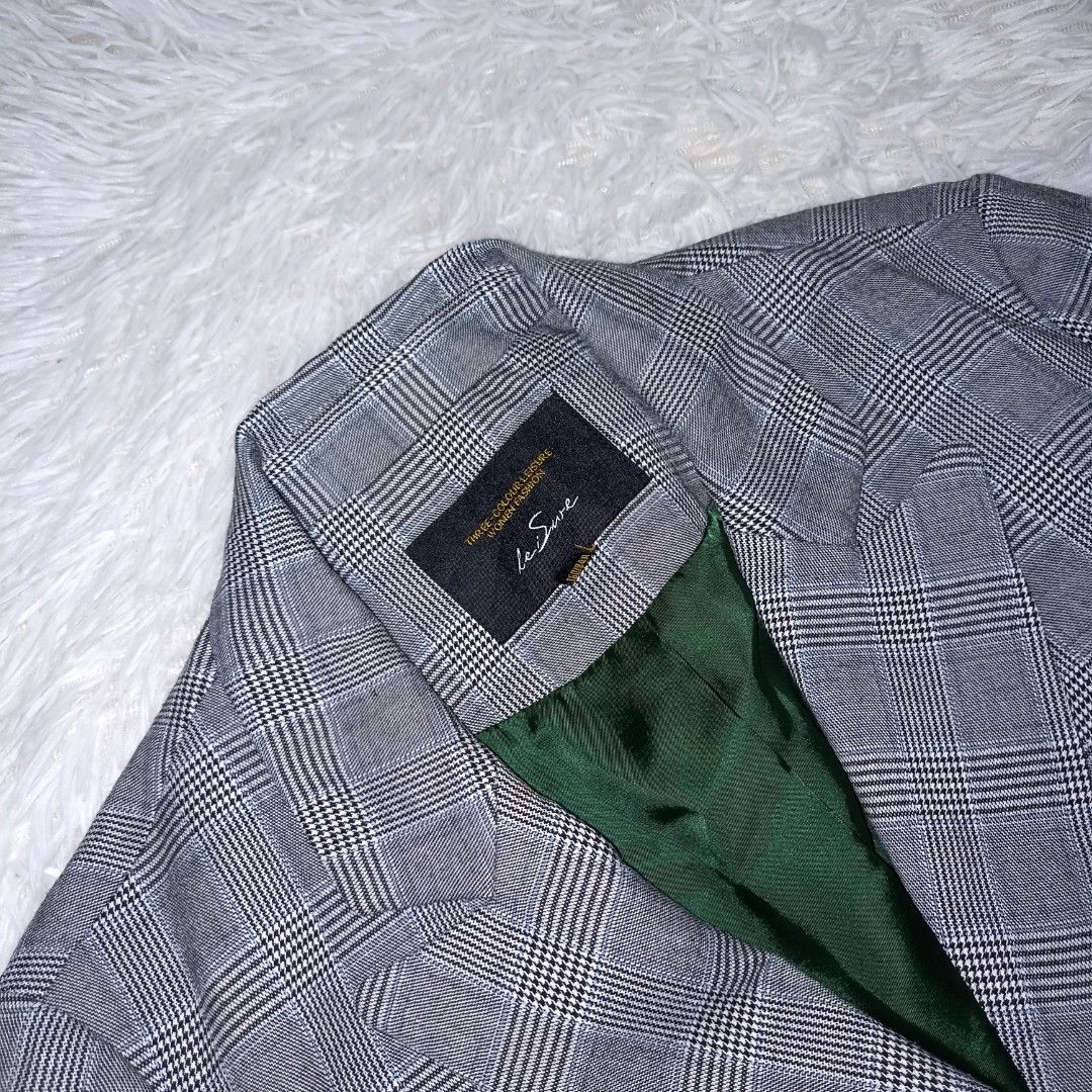 Grey Plaid Coat for Kid (Category: Coats, Jackets and Outerwear) located in Manila. Submitted by goldenmountain.e4137d (Listing ID 1468181798, Image 3). Description: Never been used. Quality is good. Tweed type of fabric. Buttons is complete. No damages and stains..
