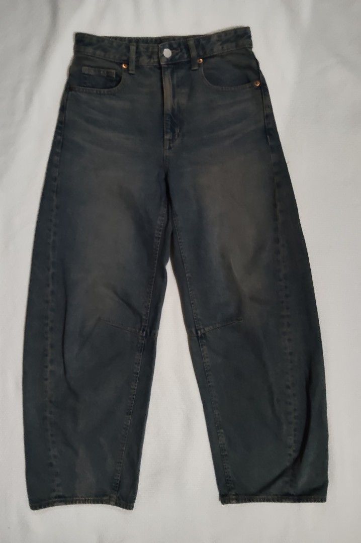 GU Barrel Leg Jeans (Category: Jeans) located in Quezon City. Submitted by khelou (Listing ID 1468081968, Image 2). Description: Good as new sana may issue lang. pakitingnan na lang po sa photos. .