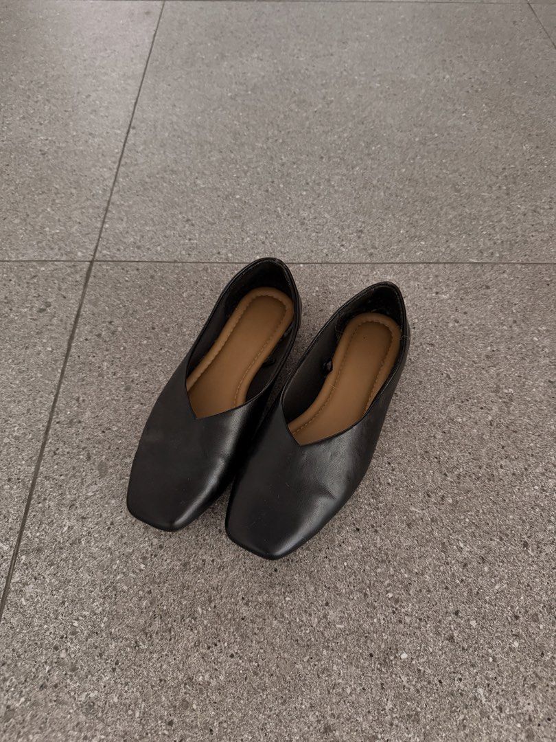 GU Black square toe flats (Category: Flats & Sandals) located in Quezon City. Submitted by mynameismio (Listing ID 1468155696, Image 1). Description: -Small (S): ~22.0 cm – 23.0 cm (US 5 – 5.5) - Condition: Clean all around and well-maintained.