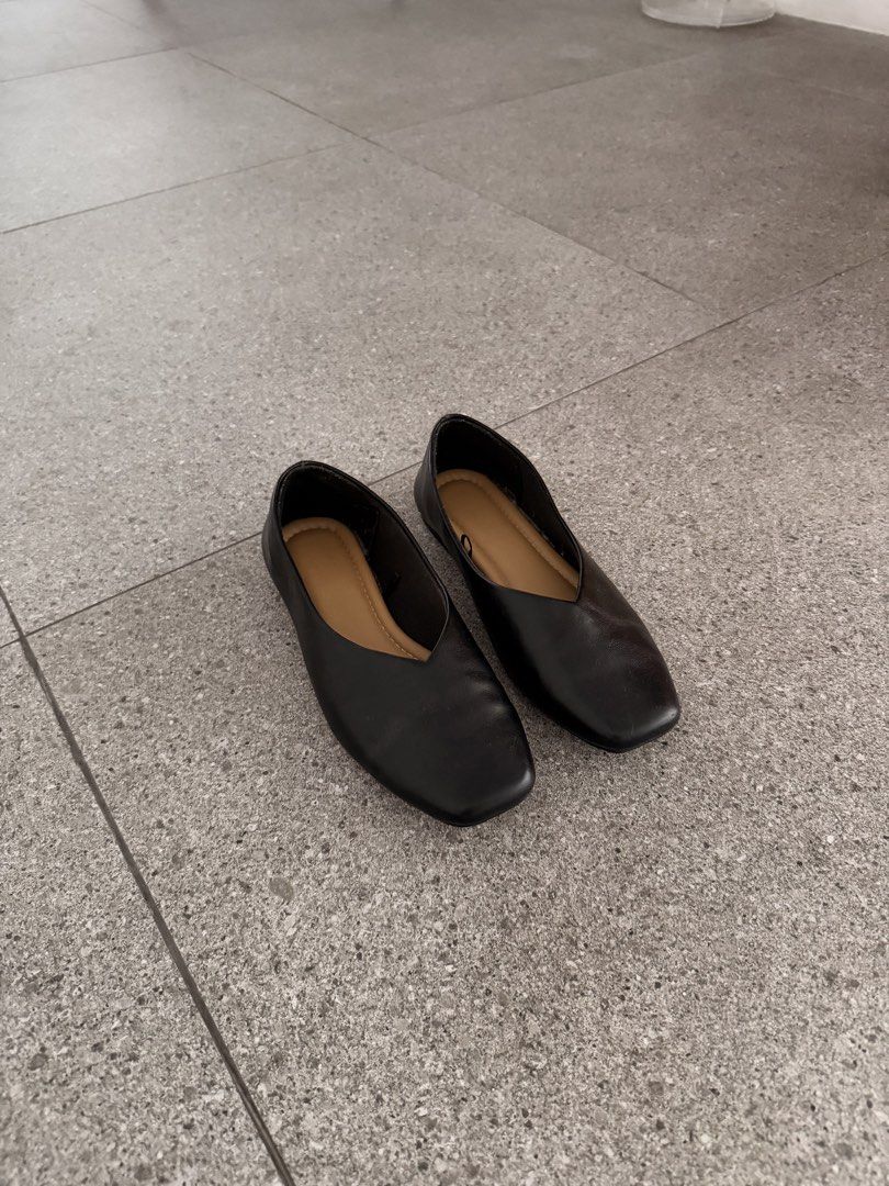 GU Black square toe flats (Category: Flats & Sandals) located in Quezon City. Submitted by mynameismio (Listing ID 1468155696, Image 2). Description: -Small (S): ~22.0 cm – 23.0 cm (US 5 – 5.5) - Condition: Clean all around and well-maintained.