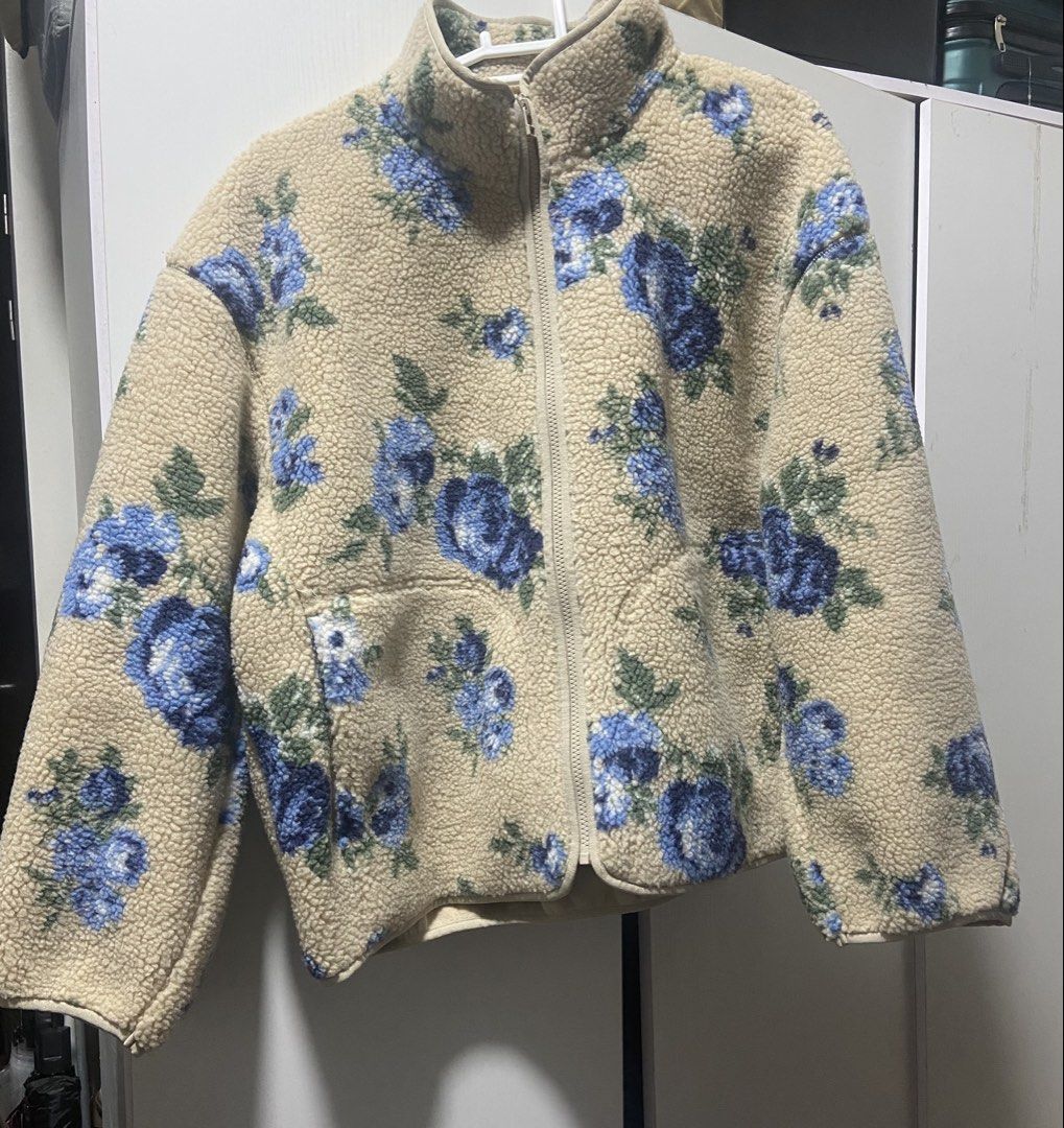 GU Fleece jacket (flower) by rokh (Category: Coats, Jackets and Outerwear) located in Tacloban City. Submitted by aiikolou (Listing ID 1468174590, Image 2). Description: RFS: bought via pasabuy; wrong size for me This fleece jacket features a bold, large floral pattern that makes it the centerpiece of any outfit. The rounded sleeves create a three-dimensional silhouette. Made with a thick boa material and lined with fleece for warmth and comfort.