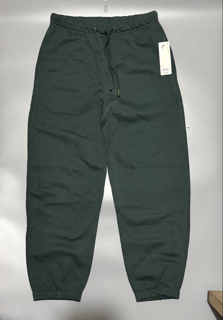 GU JOGGER PANTS (Category: Joggers) located in Quezon City. Submitted by ree3_dr0pp2k25 (Listing ID 1468218305, Image 1). Description: Free size waistline Length 38 No issue Brand new with hangtag.