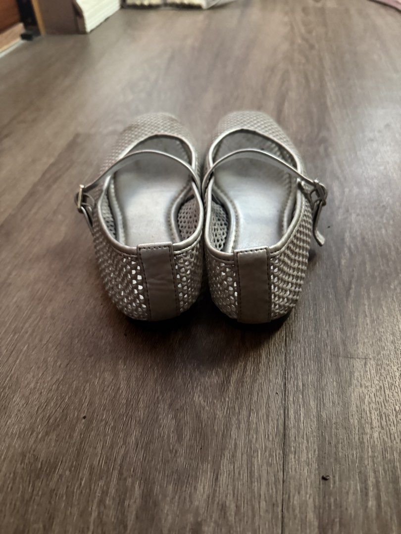 GU MESH FLATS (Category: Flats & Sandals) located in Valenzuela. Submitted by ksprelovedstuffs (Listing ID 1468135309, Image 3). Description: Needs wash.
