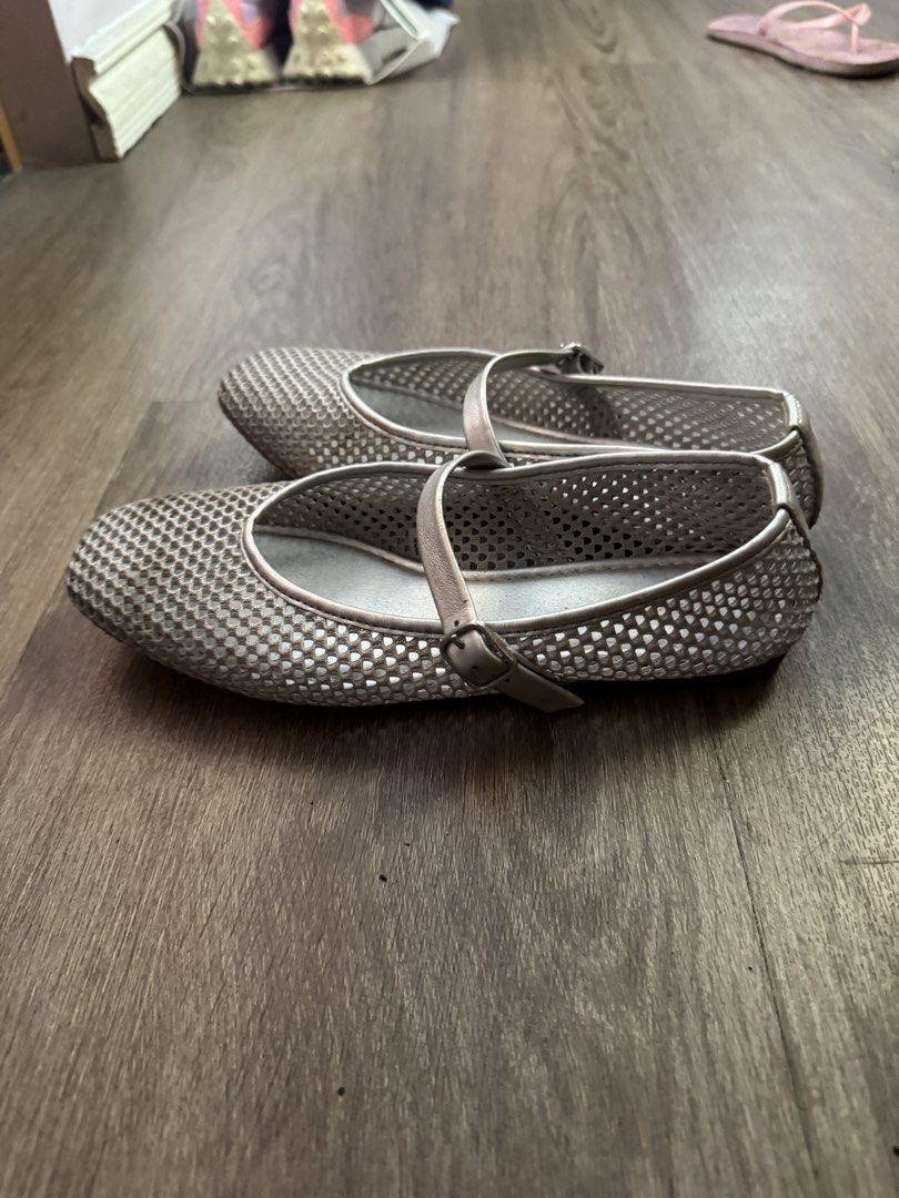GU MESH FLATS (Category: Flats & Sandals) located in Valenzuela. Submitted by ksprelovedstuffs (Listing ID 1468135309, Image 2). Description: Needs wash.